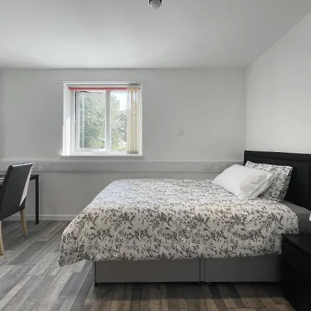 Bright, Warm & Cozy House In Harpurhey-2
