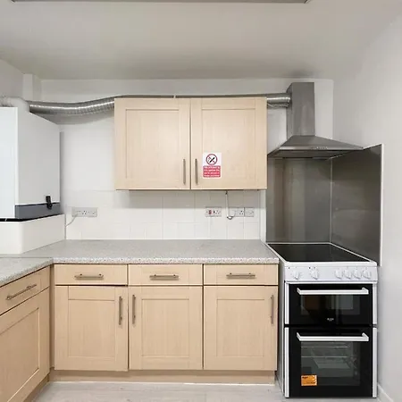 Bright, Warm & Cozy House In Harpurhey-3